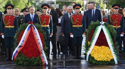 Заместитель председателя правительства РФ, президент РФС Виталий Мутко (слева) и президент Немецкого футбольного союза Райнхард Гриндель (справа) на церемонии возложения цветов к вечному огню в Казани.
