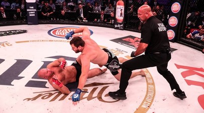 Фёдор Емельяненко (слева) уступил Мэтту Митриону в своём первом бою в Bellator