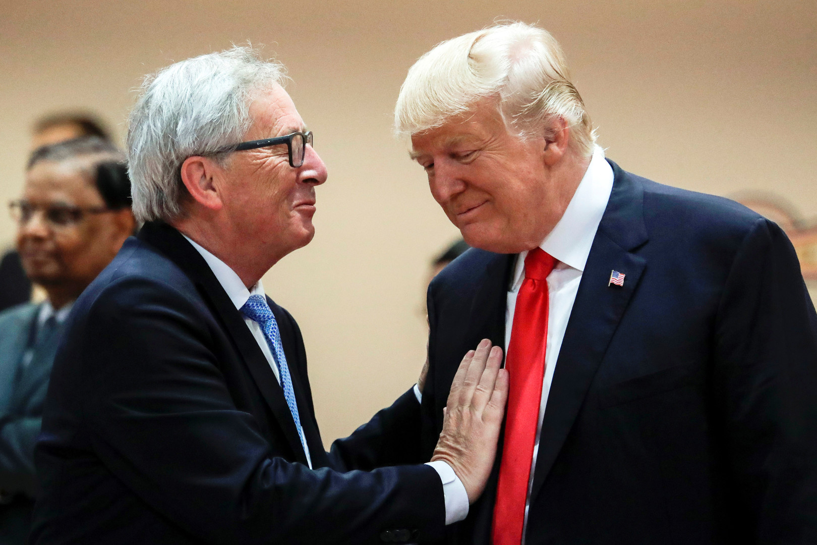 Смотреть Дональд Трамп поддержал расширение санкций в отношении России видео Смотреть Дональд Трамп поддержал расширение санкций в отношении России видео