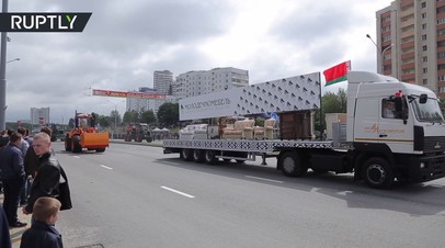 В Минске День независимости отметили парадом с участием тракторов, диванов и стиральных машин