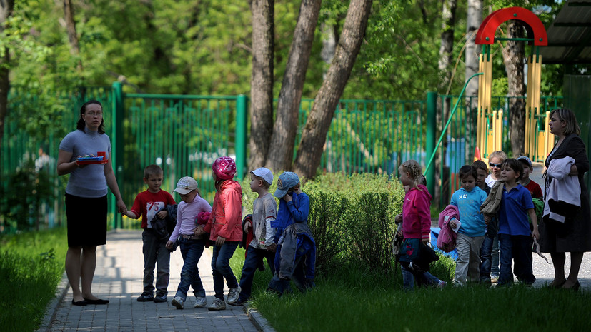Сверхурочные, уборка территории и покраска качелей: 76% воспитателей детских садов перерабатывают