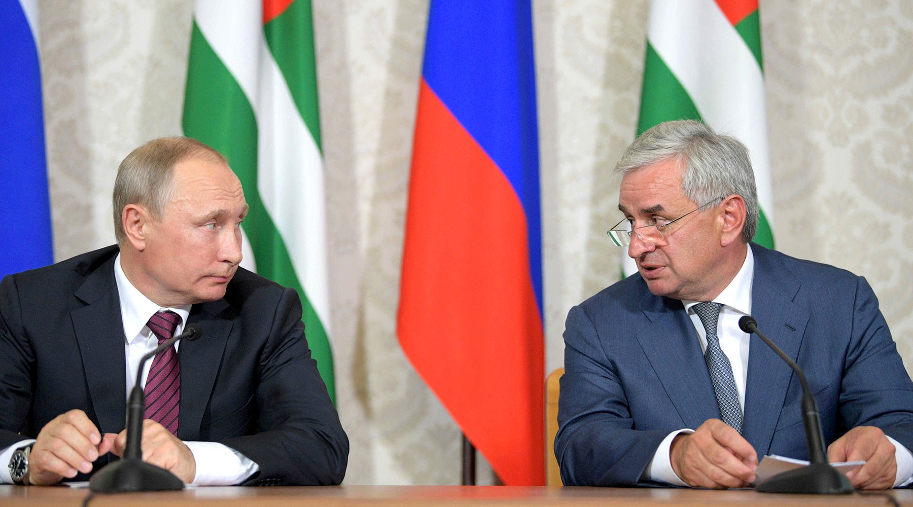 в НАТО осудили визит Путина в Абхазию»