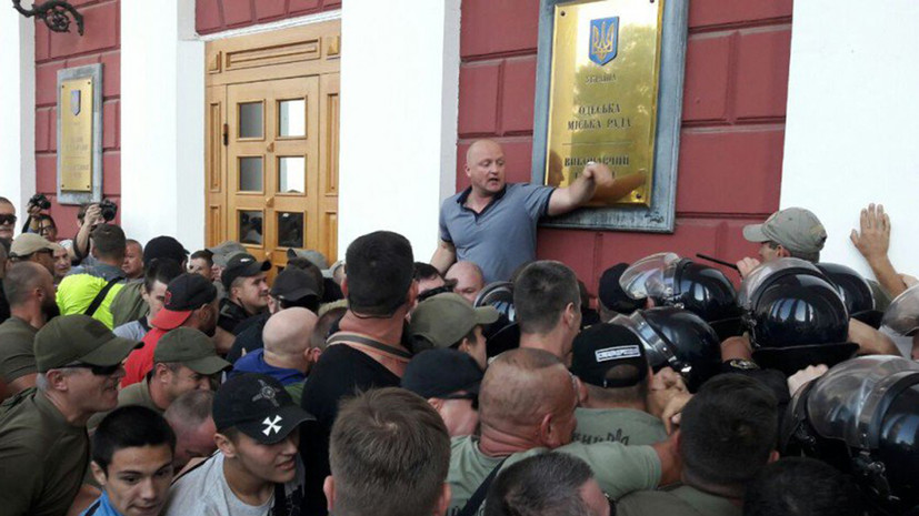 Ночной дозор: протестующие из-за пожара в детском лагере установили палатки у здания горсовета Одессы