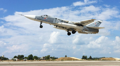 Фронтовой бомбардировщик Су-24 взлетает с авиабазы Хмеймим в Сирии
