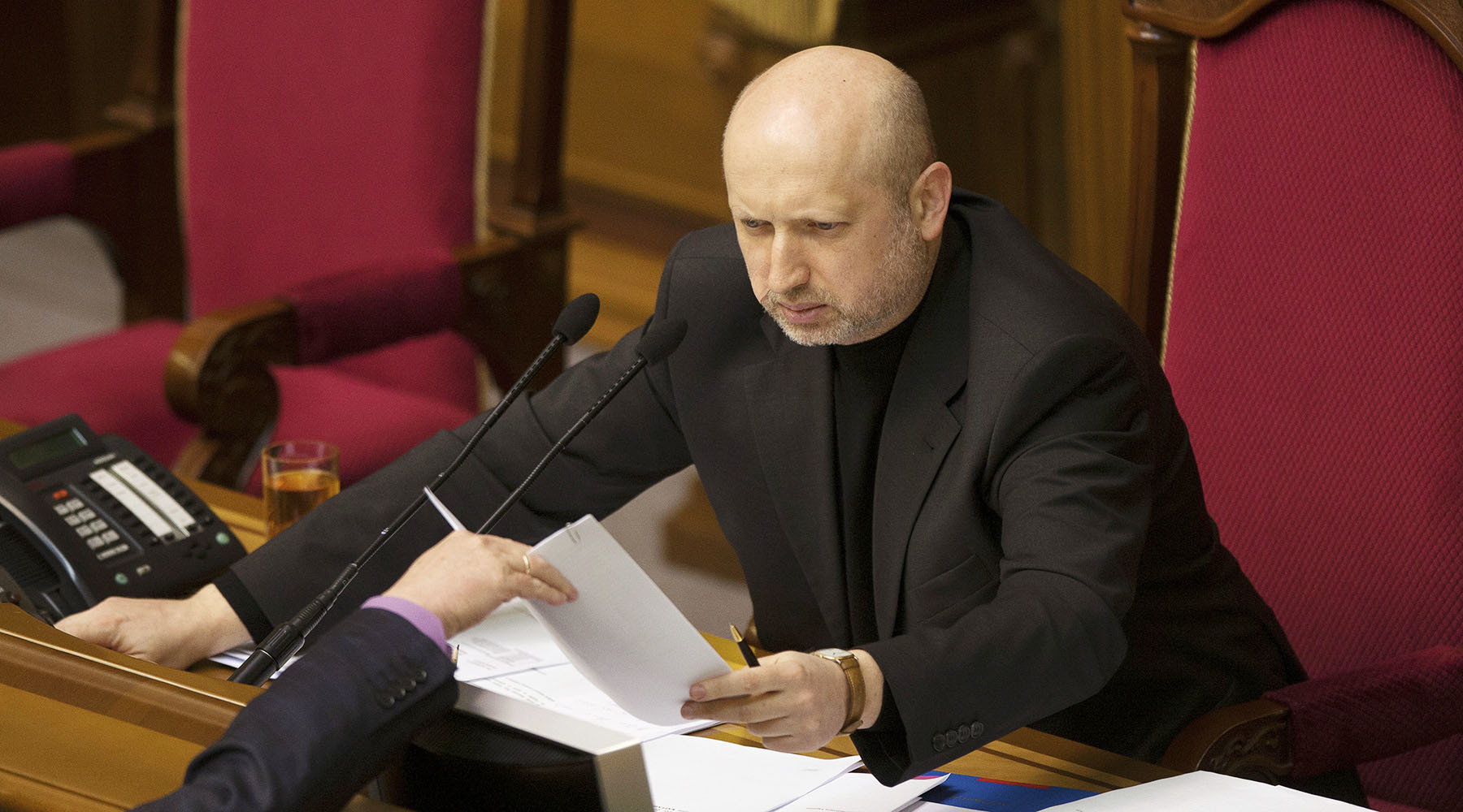 Почему Украина запрещает своим чиновникам ездить в Россию