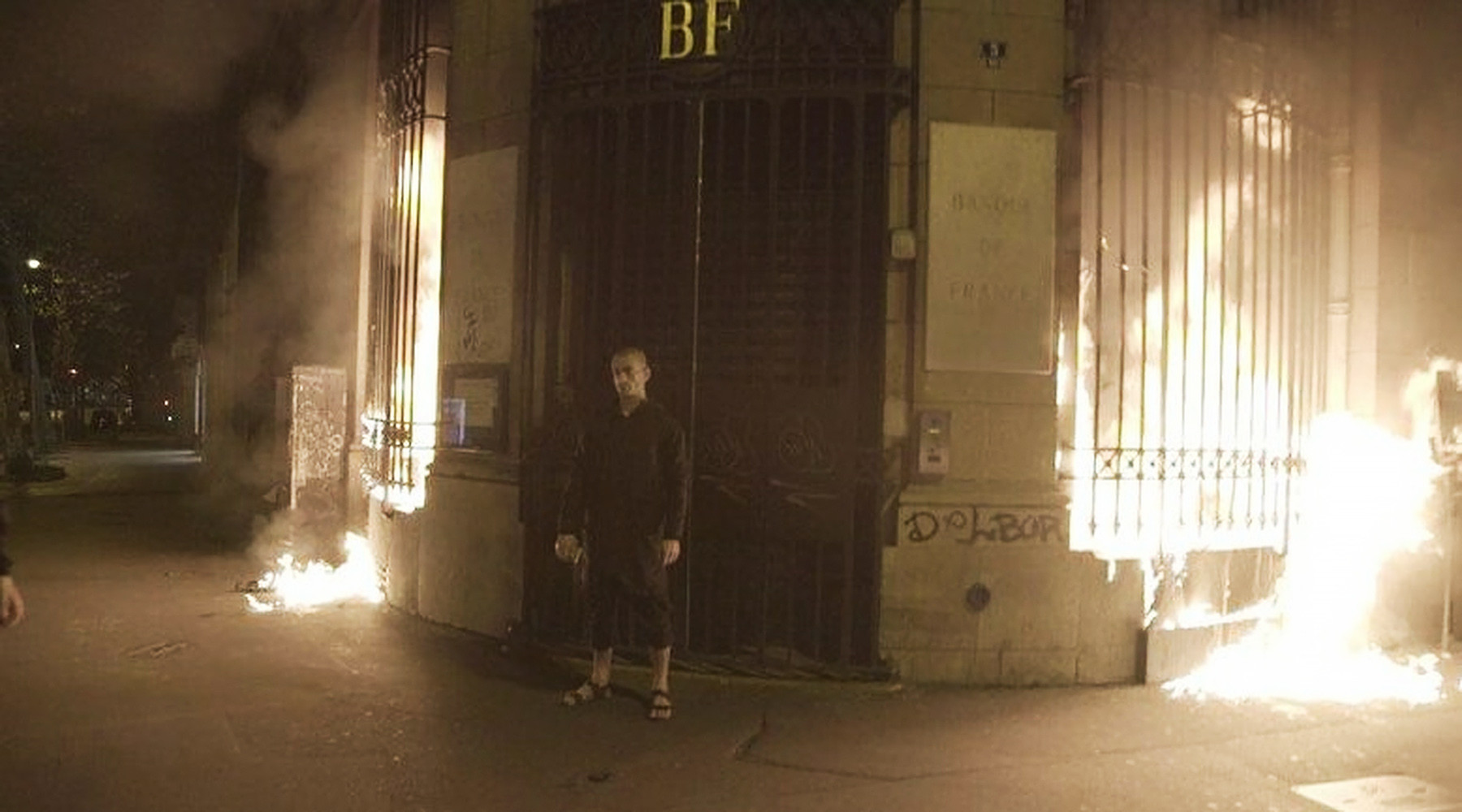 Нездоровая искра: совершившего поджог здания Банка Франции Павленского отправили в психиатрический стационар