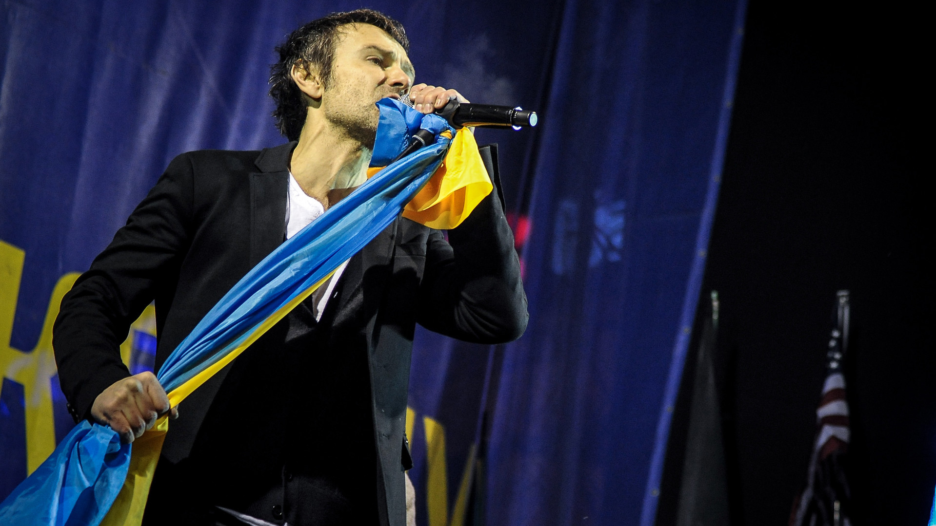 Не сдастся без боя: почему украинцы готовы голосовать за президента-музыканта