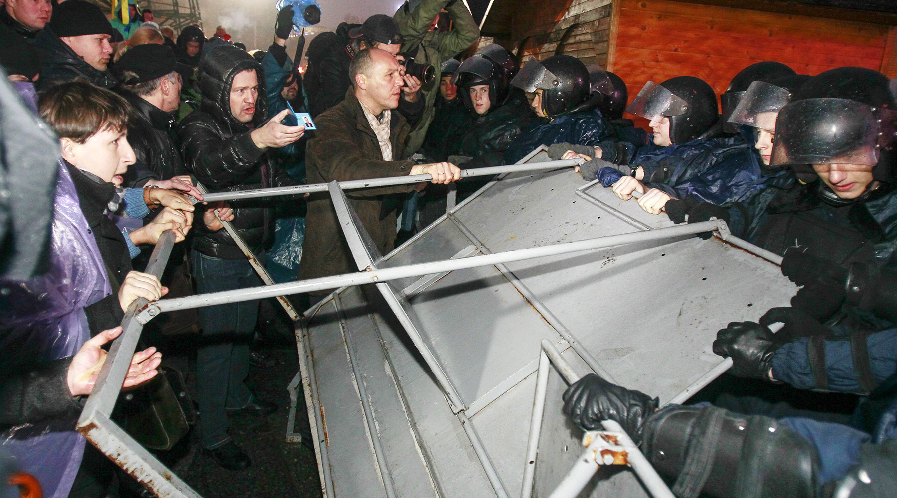 как сложилась бы судьба Украины, если бы «Беркут» не разогнал «детей» на Майдане четыре года назад