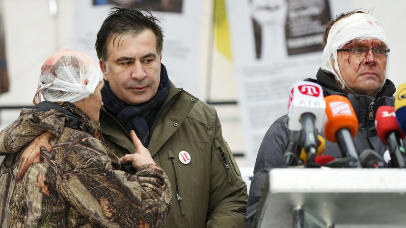 Саакашвили обратился к Порошенко после нападения силовиков на лагерь у Рады