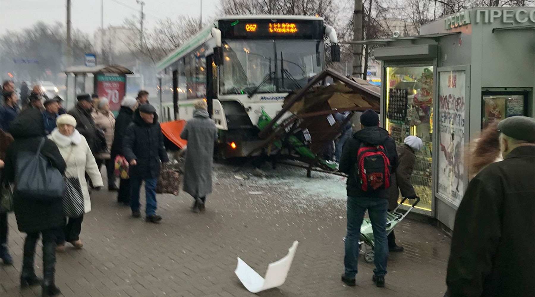 Заехал на остановку. В Зверосовхозе Партизанска автобус врезался в остановку.com.