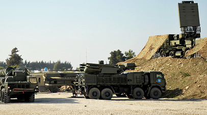 ЗРК С-400 и самоходный зенитный ракетно-пушечный комплекс «Панцирь-С1» (справа) во время заступления на боевое дежурство на российской авиабазе в Сирии