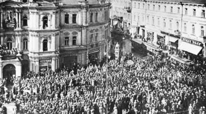 Манифестация на улицах Киева во время Февральской буржуазно-демократической революции в 1917 году