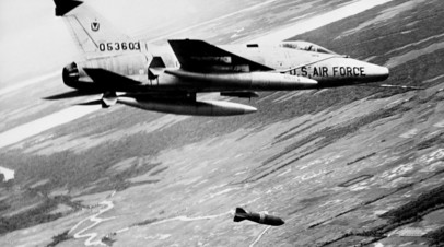Бомбардировщик ВВС США в небе над Вьетнамом
