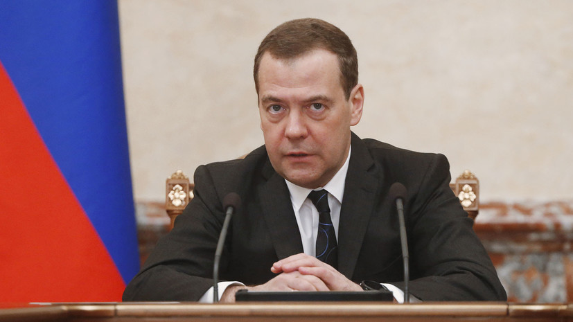 Медведев поздравил шорт-трекиста Елистратова с медалью на ОИ-2018