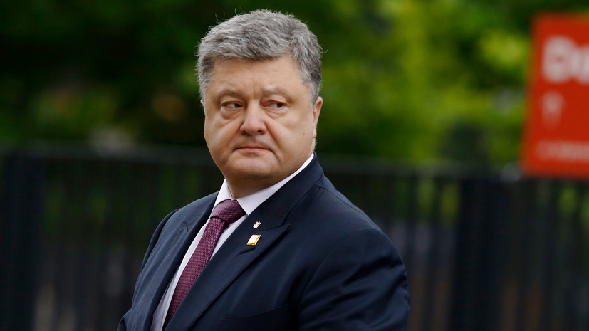 Активисты привезли к дому Порошенко «столб позора»