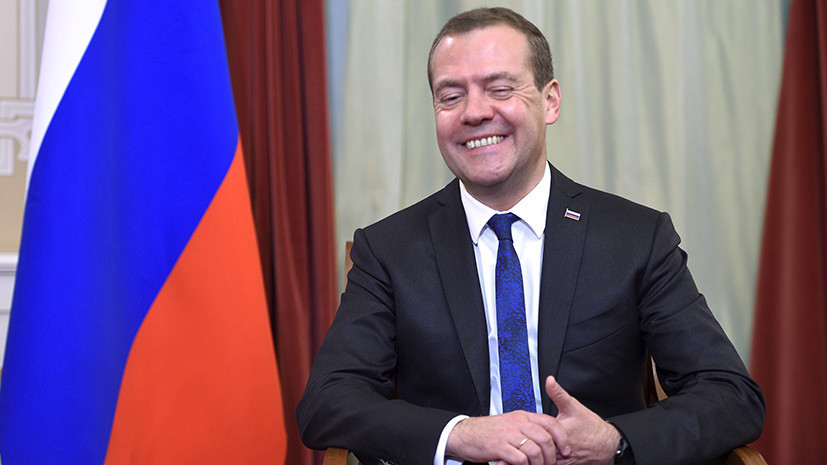 Медведев поздравил российских фигуристов с серебром ОИ-2018 в командных соревнованиях