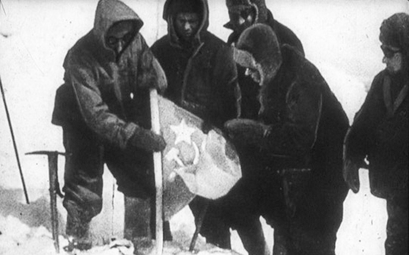 «Выполнить во что бы то ни стало»: как советские воины-альпинисты водрузили на Эльбрусе флаги СССР вместо фашистских (ФОТО)