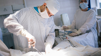 Хирурги на операции по удалению злокачественной опухоли