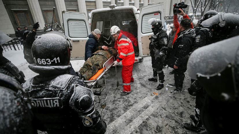 Число пострадавших в столкновениях с полицией митингующих у Рады возросло до 13 человек
