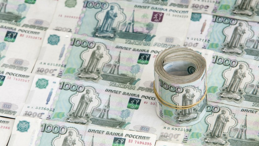 Рубль снижается к доллару и евро