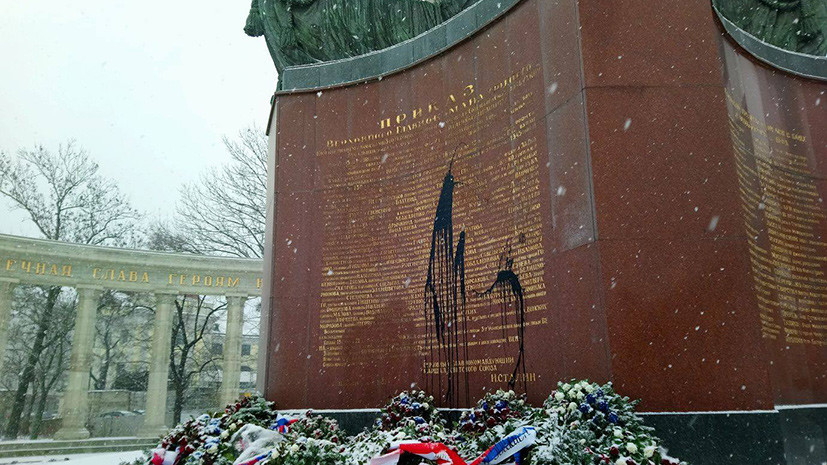 Посольство России в Австрии направило ноту в МИД страны после осквернения памятника в Вене