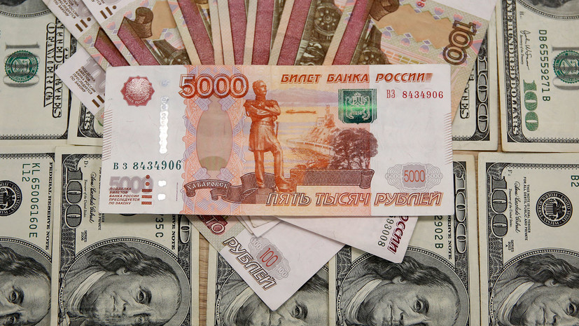 Рубль снижается к доллару и евро