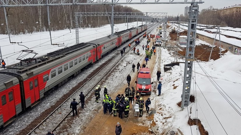 Прокуратура начала проверку по факту столкновения трактора и электрички в Москве