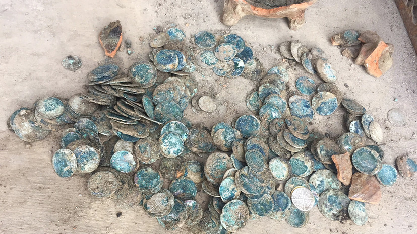 В Нидерландах рабочие нашли средневековый горшок с монетами