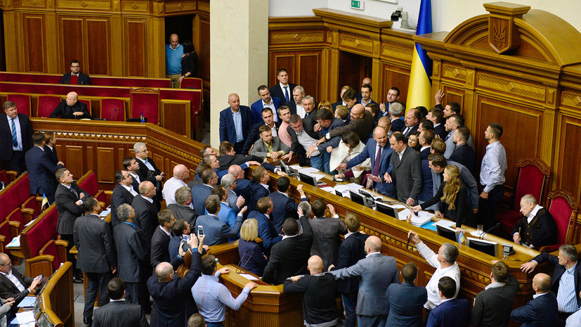 Депутатам запретили приходить с оружием в Верховную раду