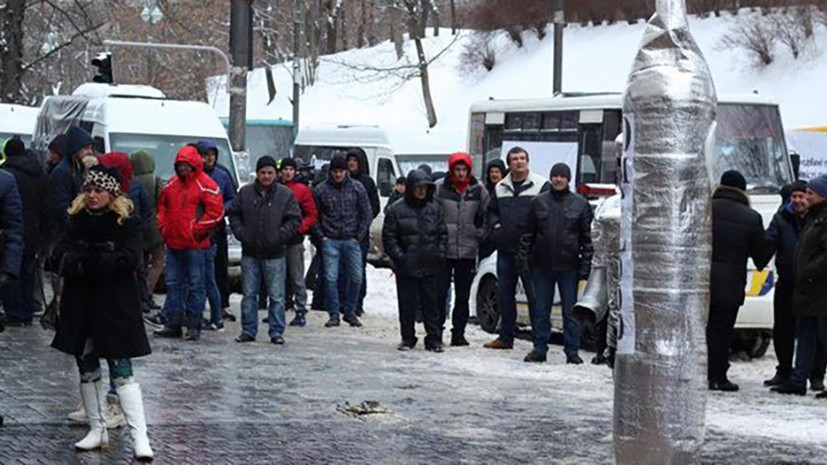 В Киеве полицейские задержали у здания кабмина семерых митингующих
