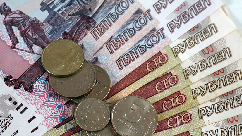 Рубль снижается к доллару и евро