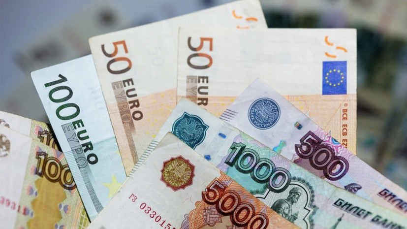 Почему рубль ослабел к доллару и евро