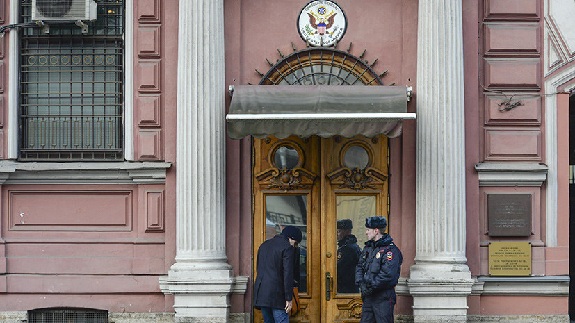 В генконсульство США в Петербурге привезли 21 коробку с пиццей
