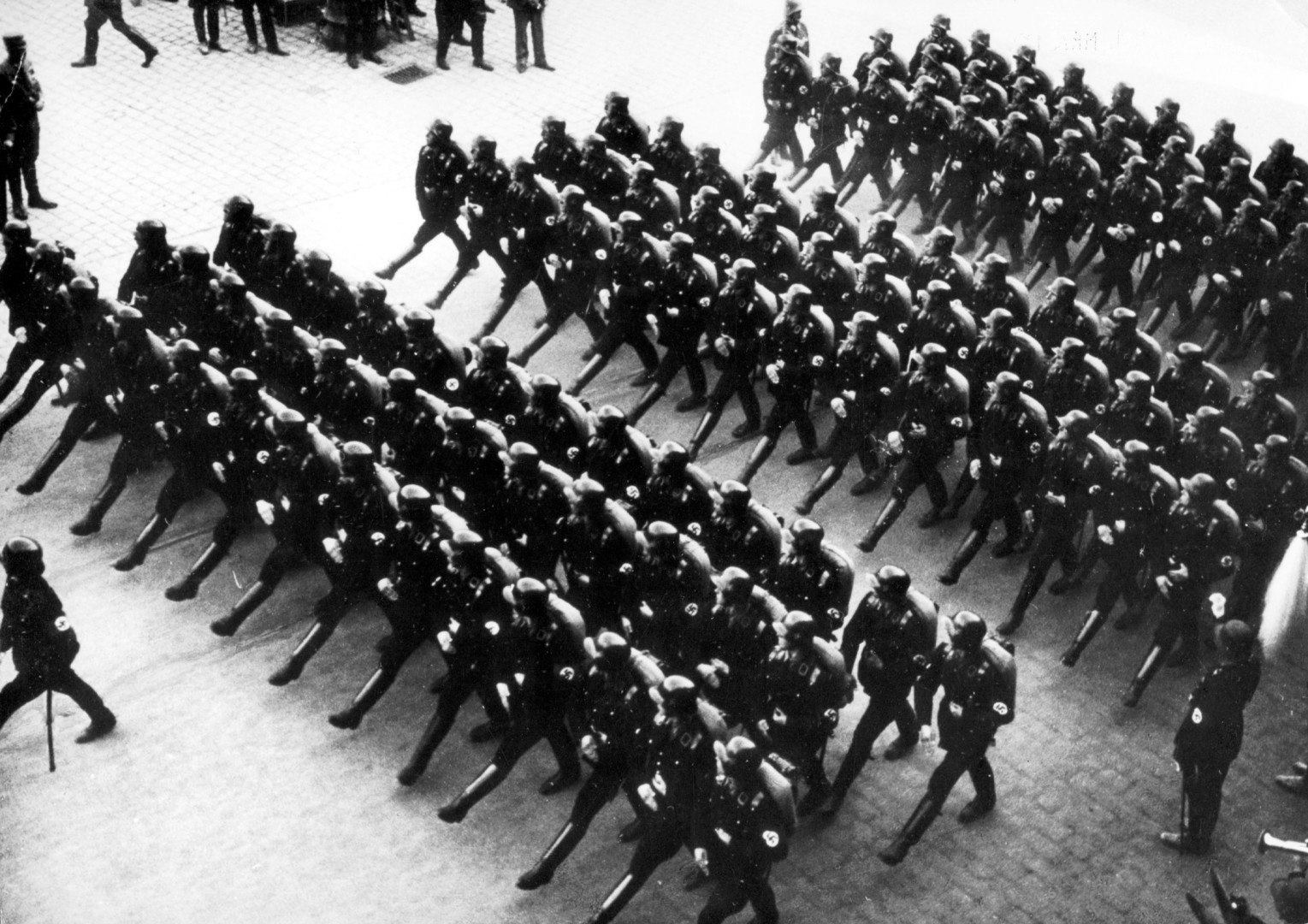 Милитаризм что это простыми. Войска третьего рейха. Войска СС парад. Фашистская армия.