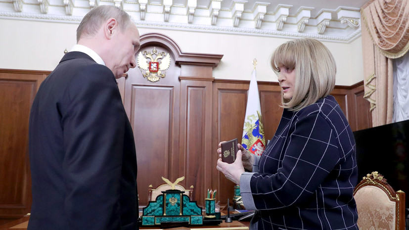 Глава ЦИК вручила Путину удостоверение президента России