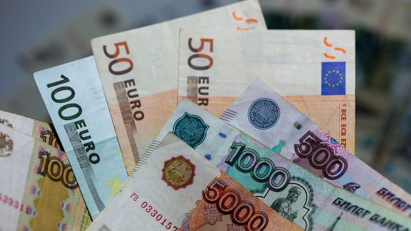 Рубль снижается к доллару и евро