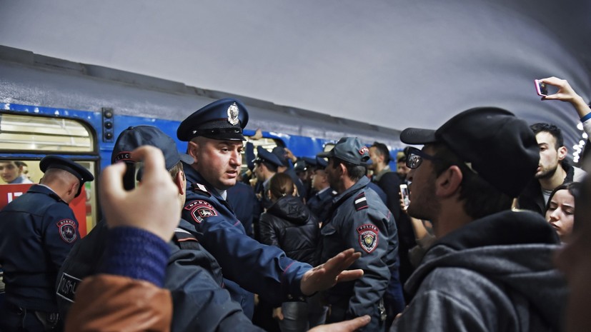 В центре Еревана начались стычки демонстрантов с полицией