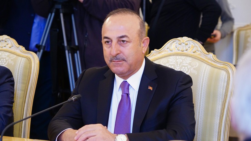 Чавушоглу назвал популистским заявление Макрона о разладе Москвы и Анкары из-за Дамаска