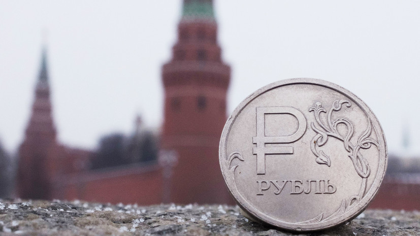 Рубль снижается к доллару и евро