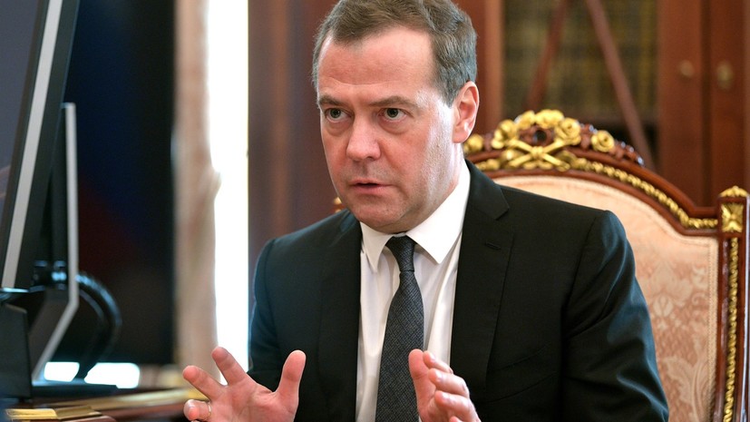 Медведев утвердил новые сроки введения возрастного ценза перевозящих детей автобусов
