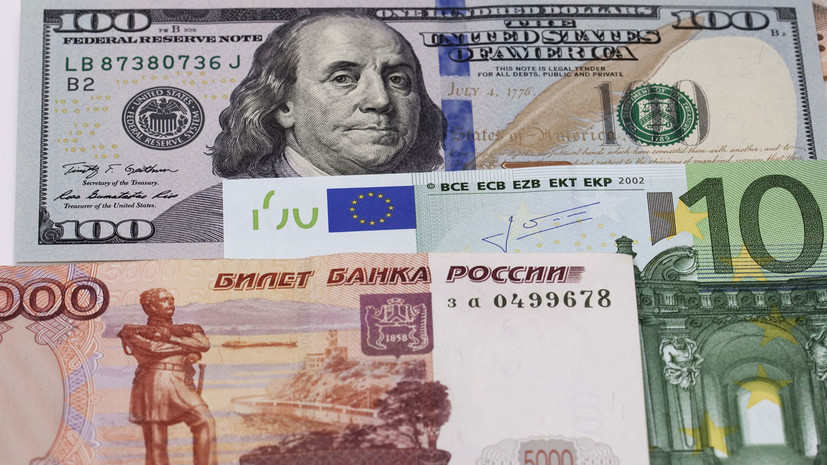 Рубль растёт к доллару и евро