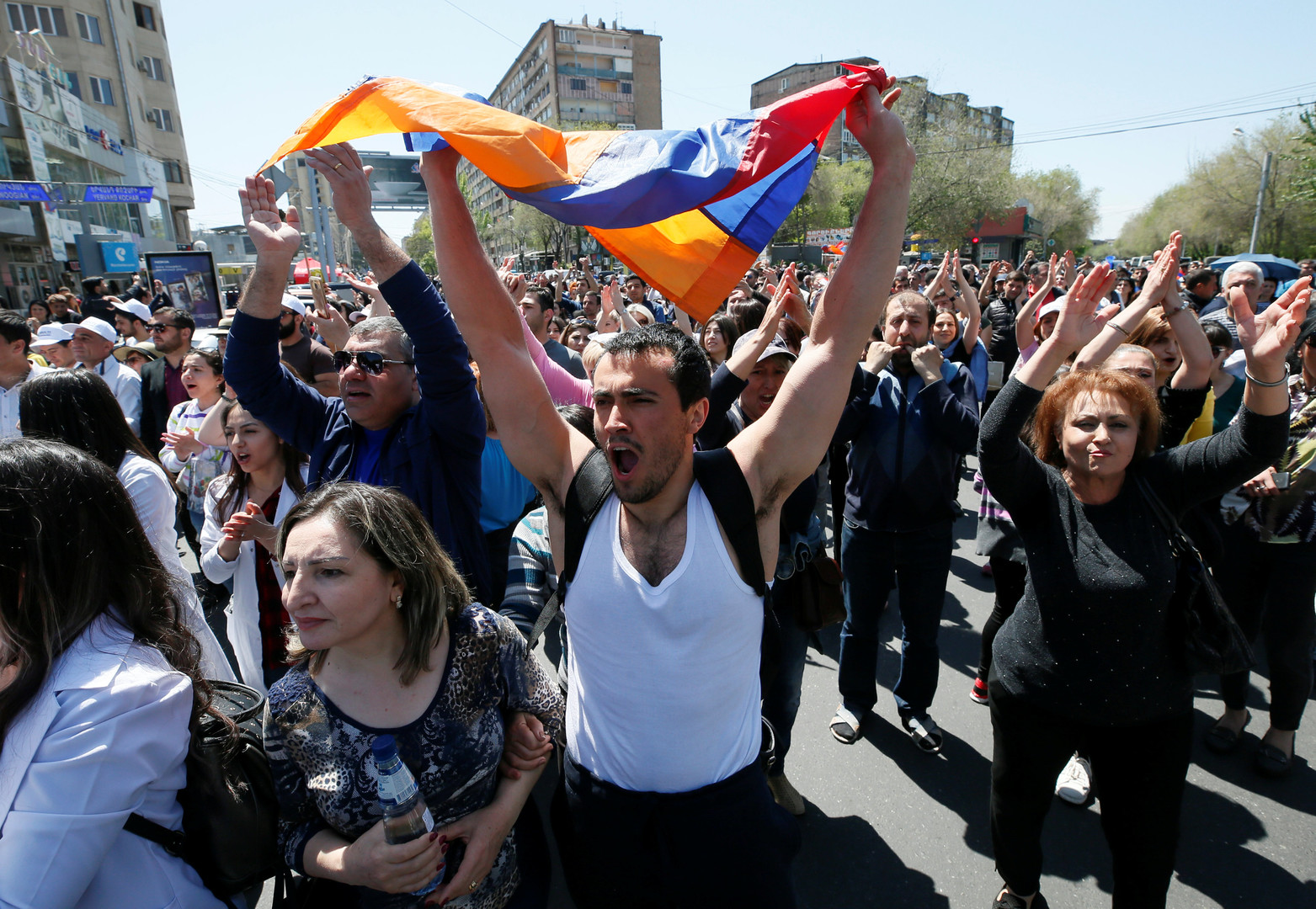 Новости армении что происходит. Бархатная революция в Армении 2018. Митинг в Армении 2018. Протесты в Армении 2018. Армения люди.