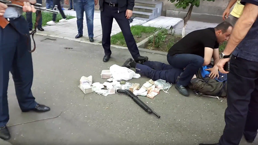 Число погибших при стрельбе в банке в Армении увеличилось до двух