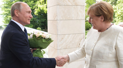 Путин подарил Меркель цветы