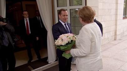 Меркель на русском языке пожелала Медведеву счастливого пути