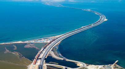 Автомобильное движение по трассе с автоподходами к Крымскому мосту