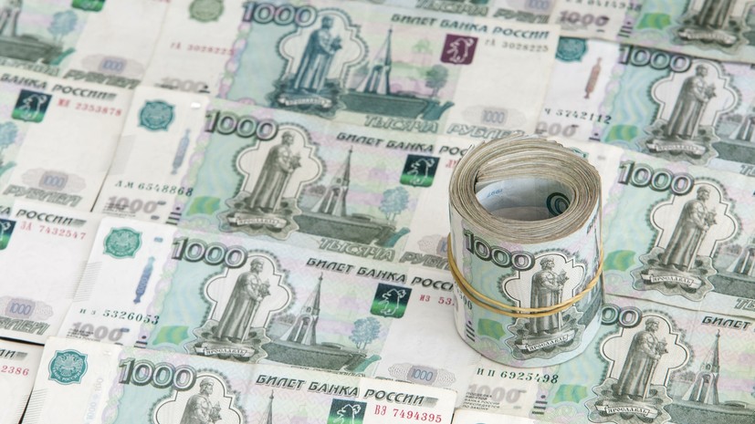 Рубль снижается к доллару и евро