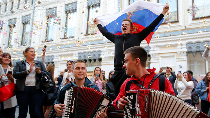 Российские болельщики празднуют победу в центре Москвы