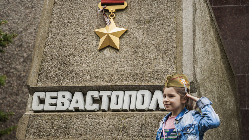 В Севастополе восстановили исторические скамьи на Малаховом кургане