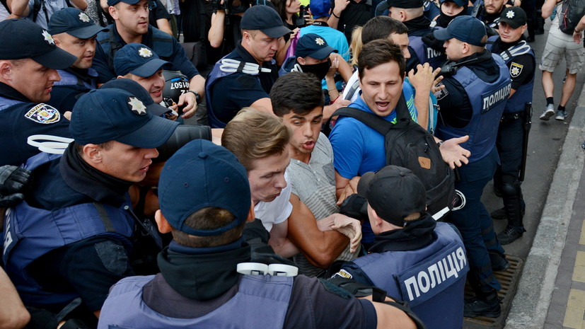 В Киеве устроили акцию протеста возле посольства Венгрии